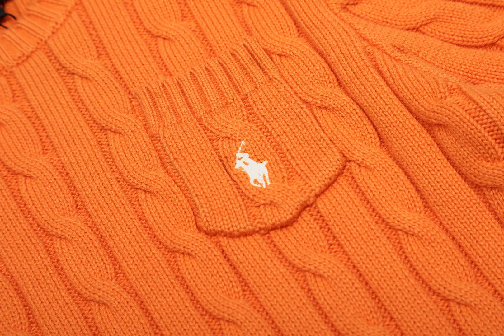 P154 💰 "Top quality" Style number: DS222# (not off the shelves all year round) [Ralph Lauren round neck pocket style solid color pony embroidered logo knitted short sleeves] ✅Ralph Lauren Ralph Lauren classic basic pocket all-match style goddess knitted short sleeves for all seasons ✅Main supplier platform live broadcast Wholesale entity Replenish when out of stock Not off the shelf ✅ZP quality 1:1 version Scan the code to enter the GF website Counter quality ✅Details and quality are the only one in Guangzhou. Imported quality cotton yarn, focusing on high-end, cost-effective, good quality needless to say. ✅The version is restored to the original order. The maximum size can be worn up to 160 pounds. Loose, comfortable and stress-free. ✅The upper body is simple and easy to match. A must-have for goddess ootd. Good-looking clothes are never picky. A must-have in the goddess’ wardrobe. Size: S-XL. Color: White, almond, purple, orange, gray, yellow, black, khaki, pink, navy, rose, green. Chinese red olive green light blue white label light blue blue label